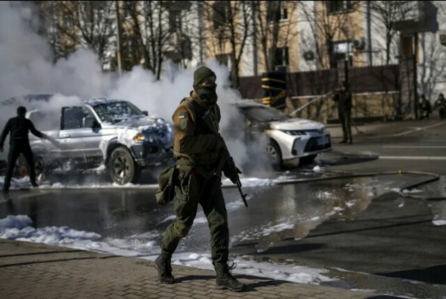 Rusia Menyerang Kyiv Saat Zelenskiy Menolak Tawaran AS  Mengungsi