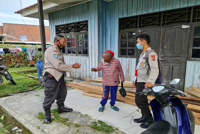 Satgas Binmas Ajak Masyarakat di Wilayah Pegunungan Bintang, Jaga Kesehatan