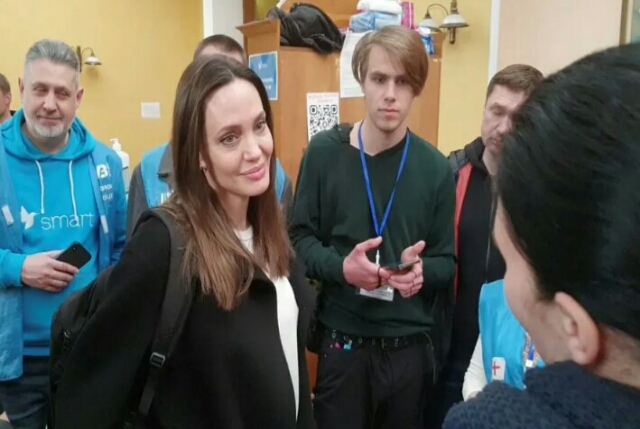 Angelina Jolie Melakukan Kunjungan Mendadak ke Ukraina