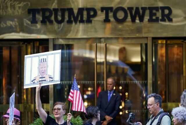 FBI Mendapatkan Kecaman Dari Pendukung Donald Trump Terkait Penggerebekan