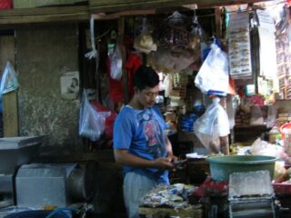 Dari Pedagang Kaki Lima Hingga Pasar Tradisional Siapakah Dia?