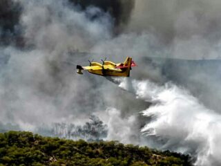 Pesawat Pengebom Air Bantu Kebakaran Hutan Di Sekitar Athena