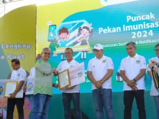 Pemerintah Kabupaten Banyumas Terima Penghargaan Predikat Berkinerja Terbaik