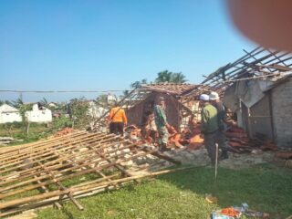 Akibat Angin Puting Beliung Puluhan Rumah Porak Poranda dan Ratusan Rusak Sedang