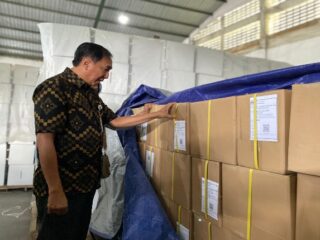 Pj Bupati Iwanuddin Iskandar Tinjau Gudang Logistik KPU Banyumas