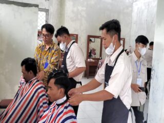 Dinas Tenaga Kerja Koperasi dan UKM Banyumas Gelar Pelatihan Pangkas Rambut