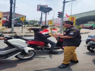 Karang Taruna Peduli Kemerdekaan Bagikan Ribuan Bendera Merah Putih