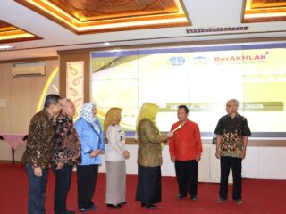 Penyerahan 100 Sertifikat Hasil Konsilidasi Tanah Oleh Wabup Banyumas